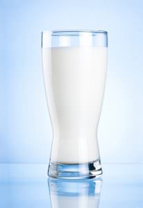 glass of milk showing one beverage for omad diet